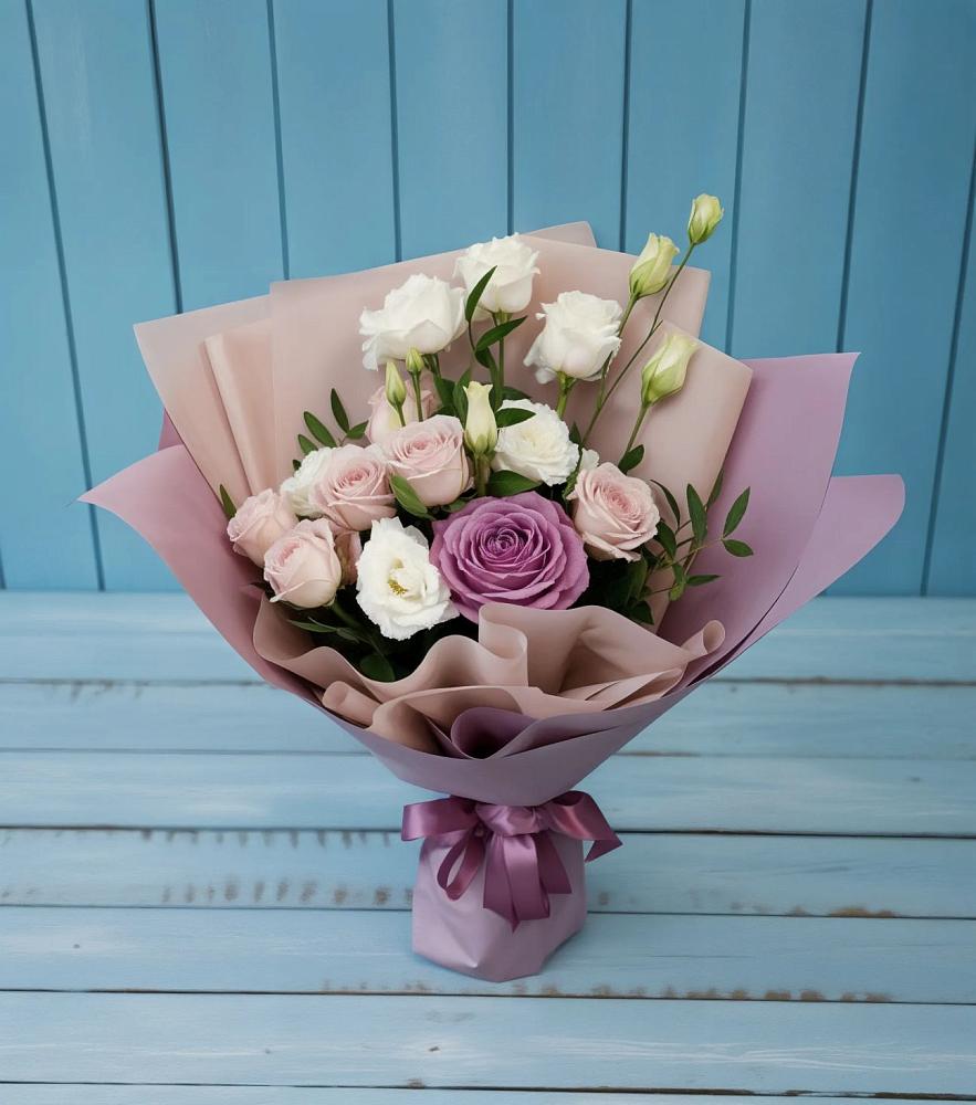 Букет цветов из: Розы и Лизиантусы в Манасе